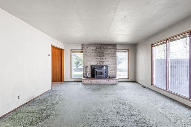337 SE C Street, Madras, OR 97741