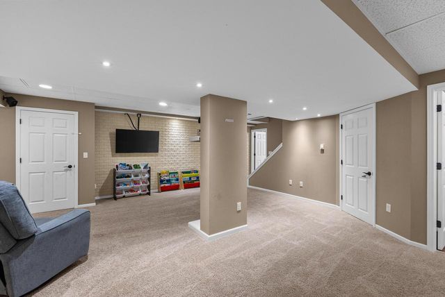 600 E Randy ROAD, Oak Creek, WI 53154