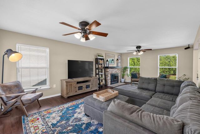 600 E Randy ROAD, Oak Creek, WI 53154