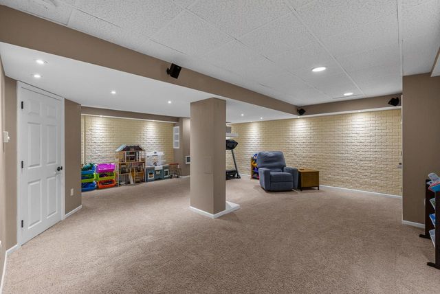 600 E Randy ROAD, Oak Creek, WI 53154