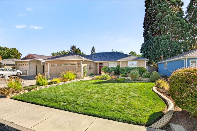848 Forest Glen Drive, Central Point, OR 97502