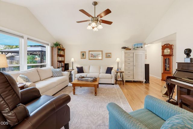 848 Forest Glen Drive, Central Point, OR 97502