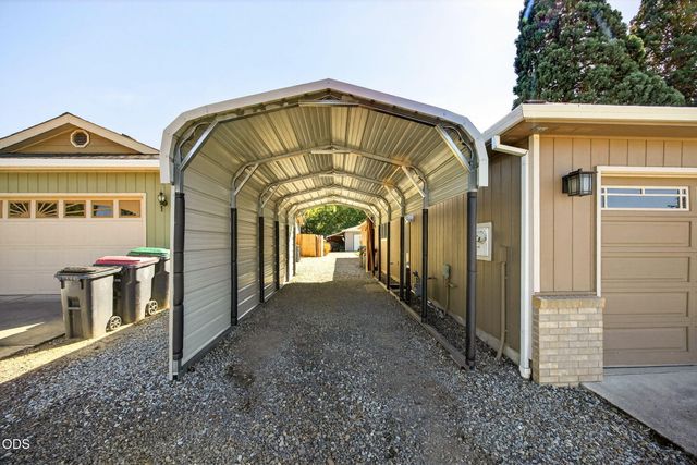 848 Forest Glen Drive, Central Point, OR 97502