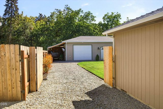 848 Forest Glen Drive, Central Point, OR 97502