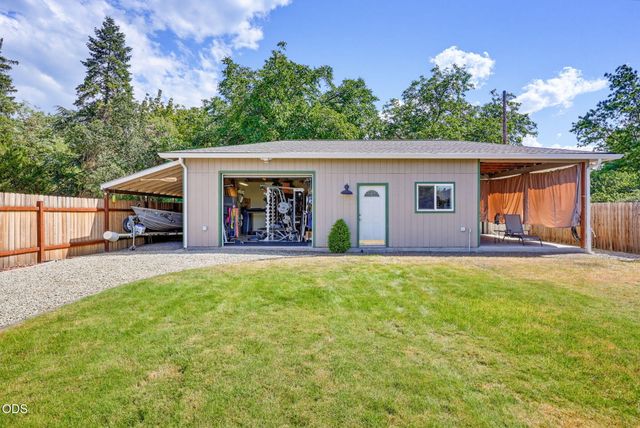 848 Forest Glen Drive, Central Point, OR 97502