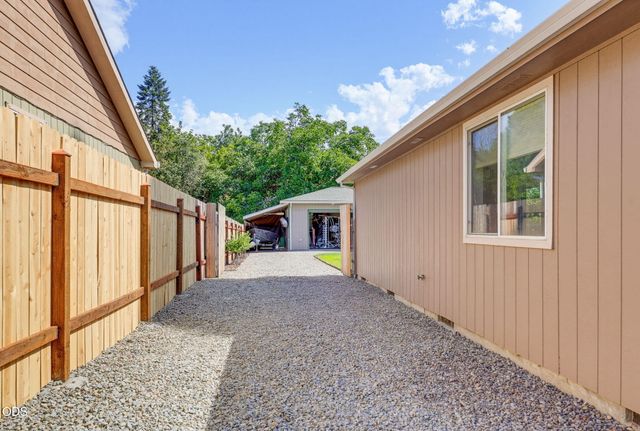 848 Forest Glen Drive, Central Point, OR 97502