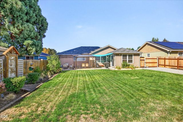 848 Forest Glen Drive, Central Point, OR 97502