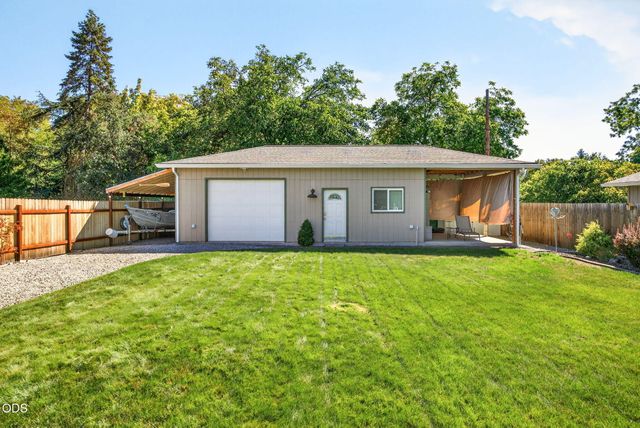 848 Forest Glen Drive, Central Point, OR 97502