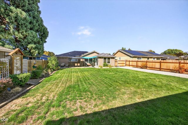 848 Forest Glen Drive, Central Point, OR 97502