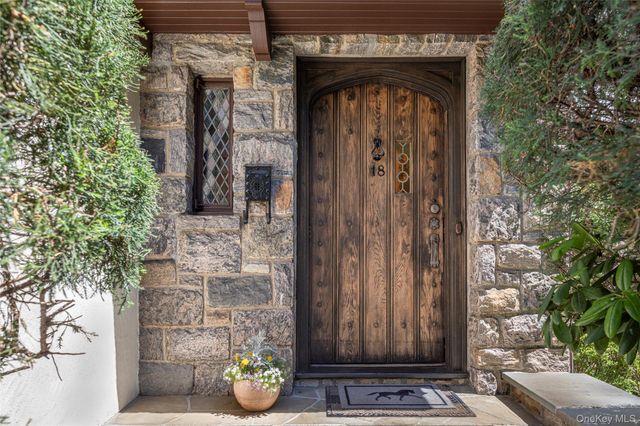 18 Hemlock Road, Bronxville, NY 10708