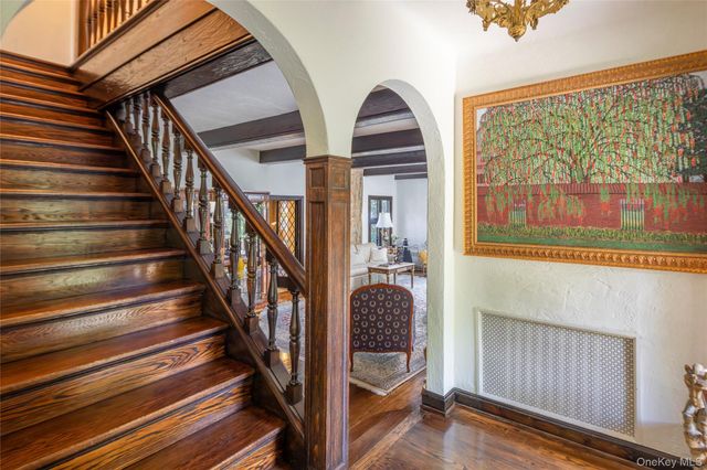 18 Hemlock Road, Bronxville, NY 10708