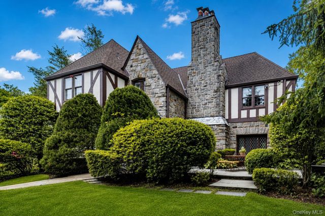 18 Hemlock Road, Bronxville, NY 10708