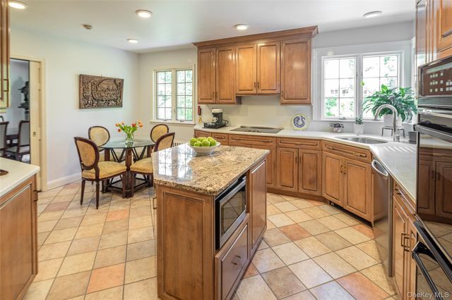 18 Hemlock Road, Bronxville, NY 10708
