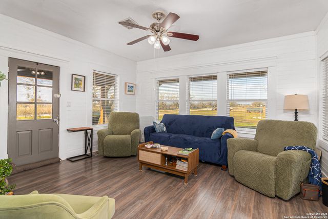 7150 Linne, Seguin, TX 78155