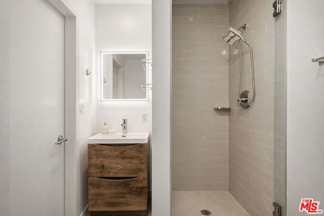 2633 N Commonwealth Avenue, Los Angeles, CA 90027