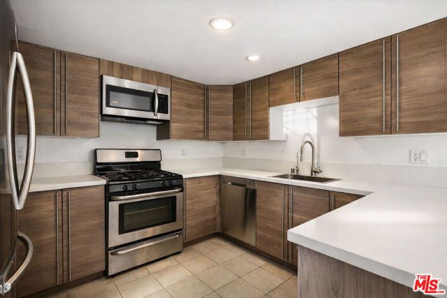 2633 N Commonwealth Avenue, Los Angeles, CA 90027