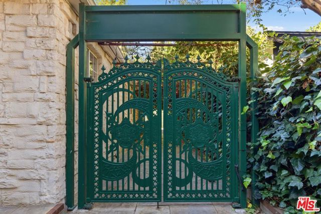 2633 N Commonwealth Avenue, Los Angeles, CA 90027