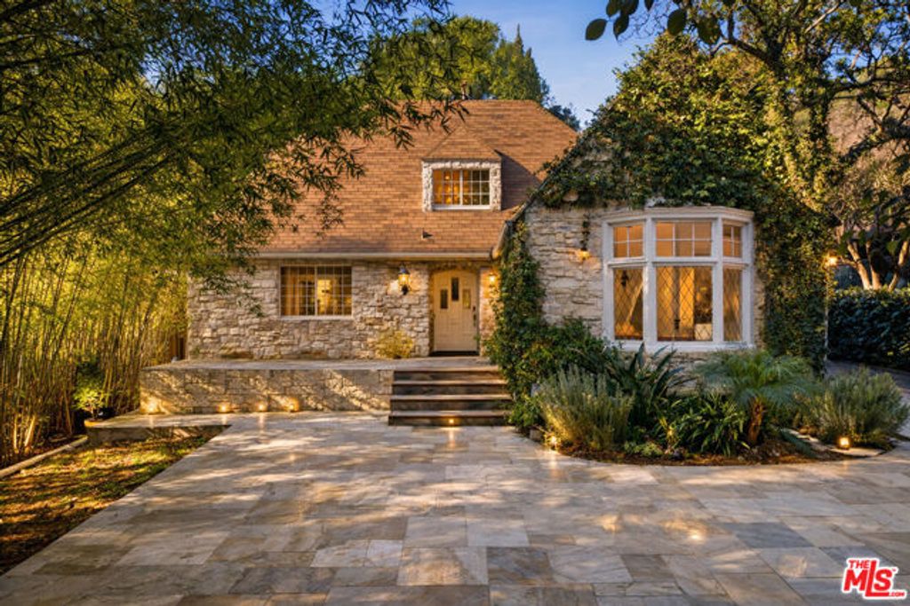 2633 N Commonwealth Avenue, Los Angeles, CA 90027