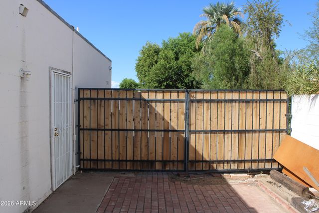 5233 W MOUNTAIN VIEW Road, Glendale, AZ 85302