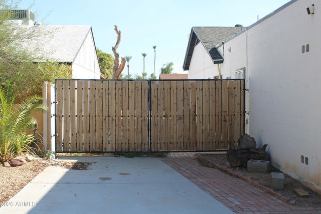 5233 W MOUNTAIN VIEW Road, Glendale, AZ 85302