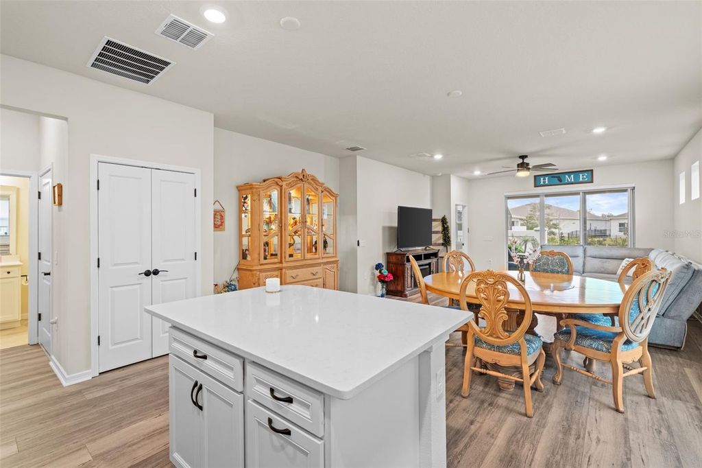 Image 11 of property listing at 13615 SPLASHING ISLA DRIVE, Winter Garden, FL 34787