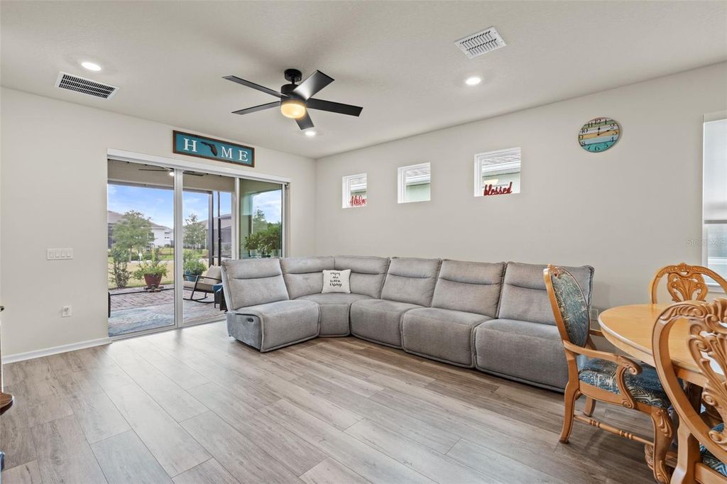 Image 14 of property listing at 13615 SPLASHING ISLA DRIVE, Winter Garden, FL 34787