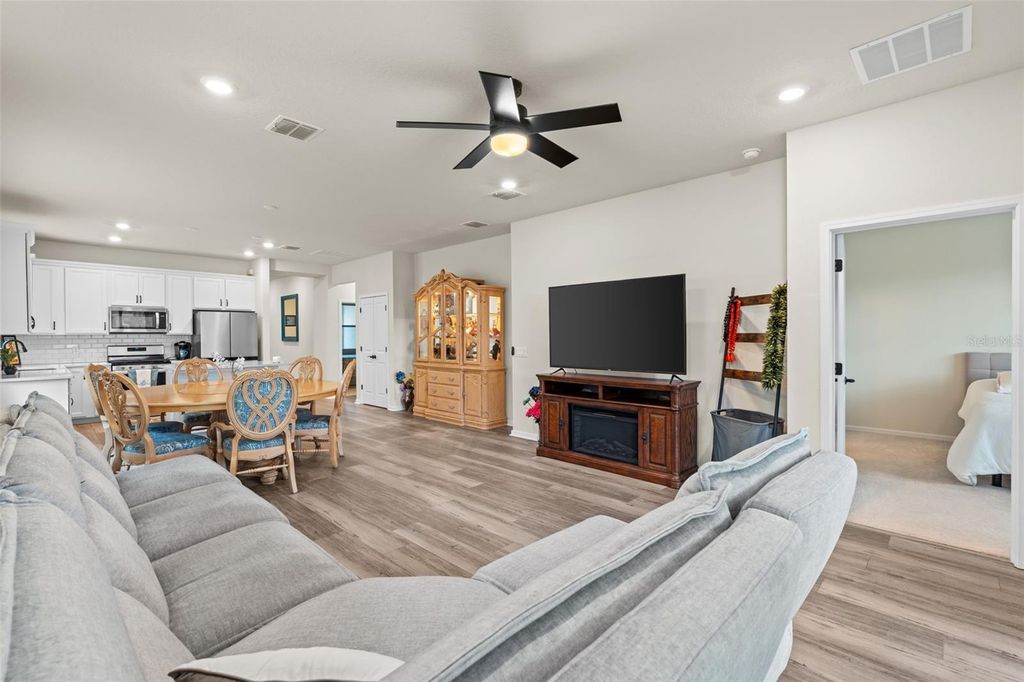 Image 17 of property listing at 13615 SPLASHING ISLA DRIVE, Winter Garden, FL 34787