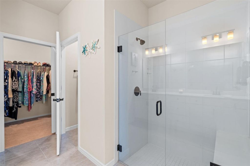 Image 23 of property listing at 13615 SPLASHING ISLA DRIVE, Winter Garden, FL 34787