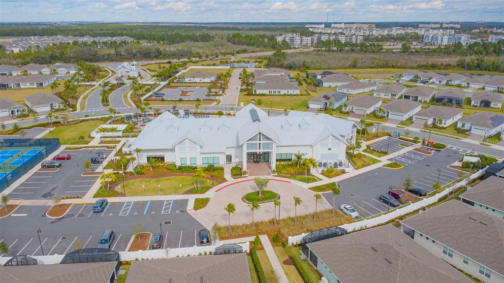 Image 37 of property listing at 13615 SPLASHING ISLA DRIVE, Winter Garden, FL 34787