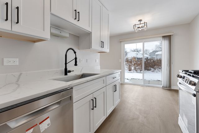 1066 Glouchester Harbor 1066, Schaumburg, IL 60193