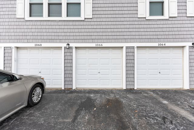 1066 Glouchester Harbor 1066, Schaumburg, IL 60193