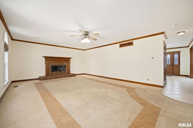 6110 N OAK LEAF Court, Peoria, IL 61615