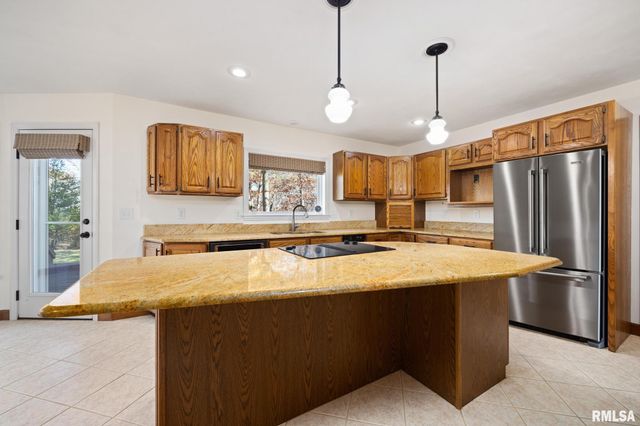 6110 N OAK LEAF Court, Peoria, IL 61615