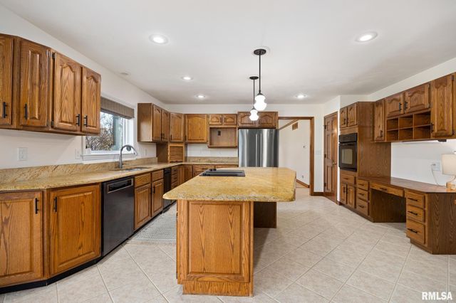 6110 N OAK LEAF Court, Peoria, IL 61615