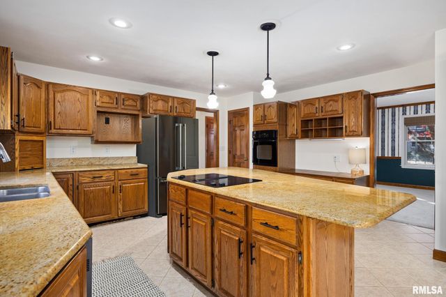 6110 N OAK LEAF Court, Peoria, IL 61615