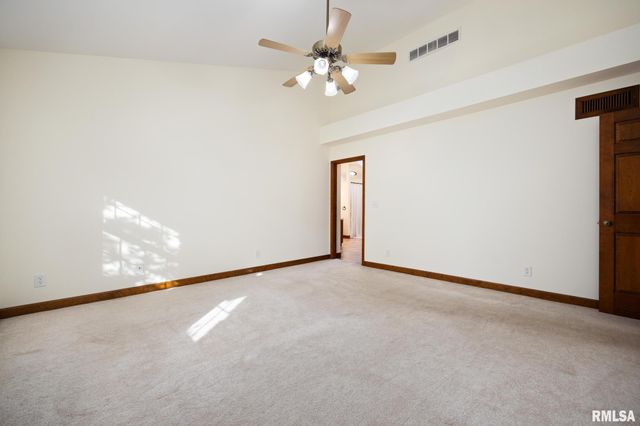 6110 N OAK LEAF Court, Peoria, IL 61615