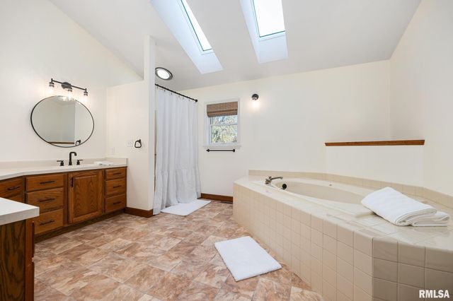 6110 N OAK LEAF Court, Peoria, IL 61615