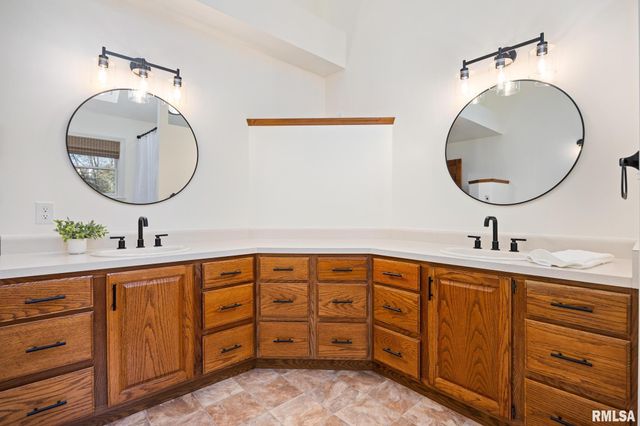 6110 N OAK LEAF Court, Peoria, IL 61615