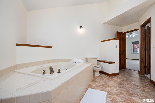 6110 N OAK LEAF Court, Peoria, IL 61615