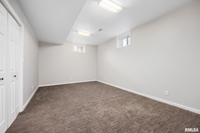 6110 N OAK LEAF Court, Peoria, IL 61615