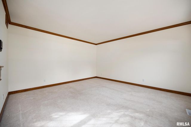 6110 N OAK LEAF Court, Peoria, IL 61615