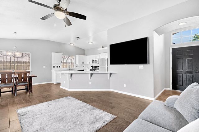 5627 W Hedges, Fresno, CA 93722