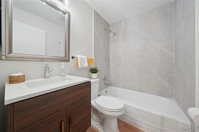 12725 Westport Drive, St Louis, MO 63146