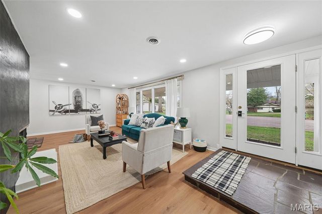 12725 Westport Drive, St Louis, MO 63146