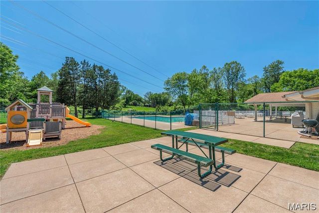 12725 Westport Drive, St Louis, MO 63146