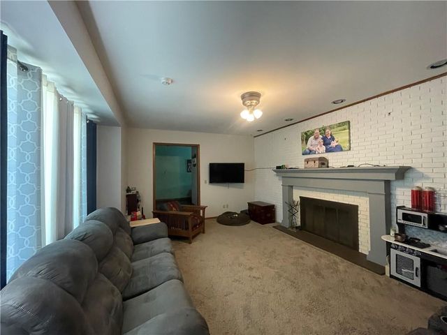 1211 N 6th Street, Hiawatha, KS 66434