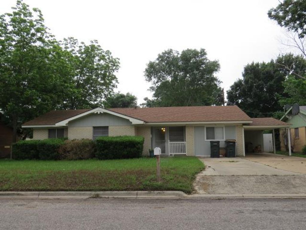 106 Huff ST, Luling, TX 78648