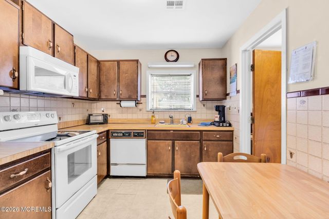 12 Aztec Court, Toms River, NJ 08757