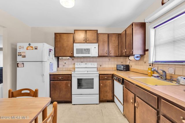 12 Aztec Court, Toms River, NJ 08757