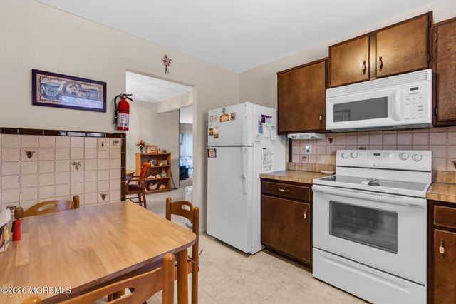 12 Aztec Court, Toms River, NJ 08757